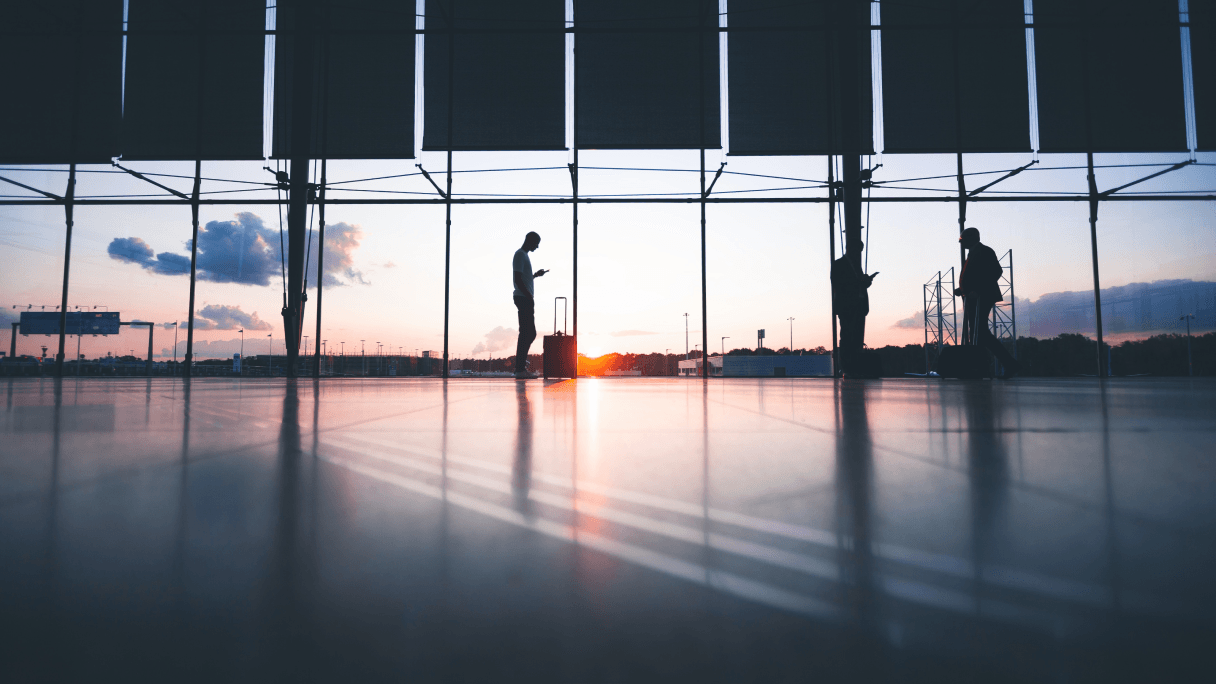 Intérieur d'un aéroport au coucher du soleil