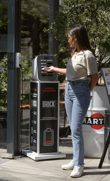 Chica en una estación de Brick de 12 ranuras