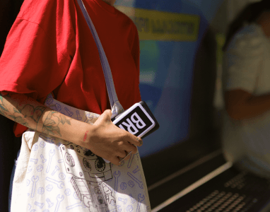 Ragazza con in mano un powerbank Brick