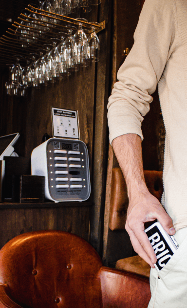 Man leent een Brick in een bar in Zweden