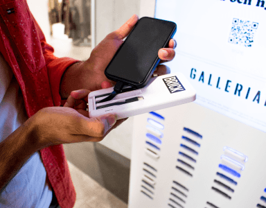 Un tipo cargando su teléfono con un Brick