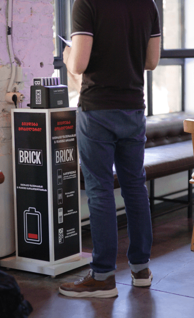 Homme debout à une station de Brick en Géorgie