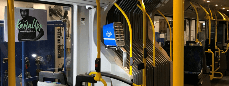 Middelgroot stenen station op een bus in Zweden