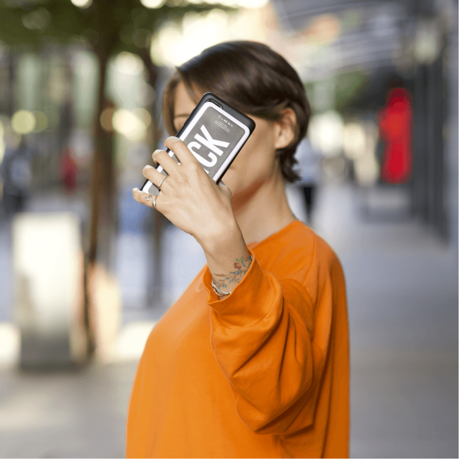 Ragazza che si scatta un selfie mentre carica il telefono con un Brick